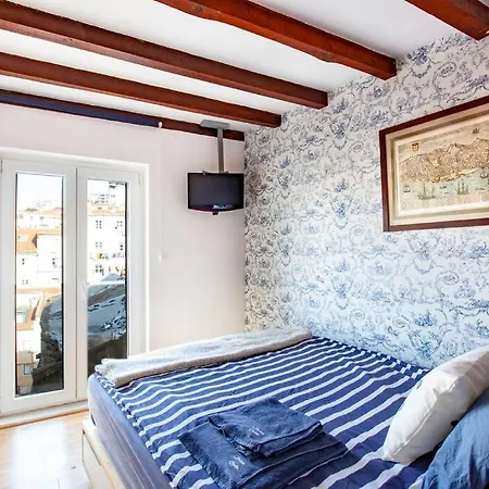 Apartment Mouraria 2 - View From French Balcony & Smart Check-in